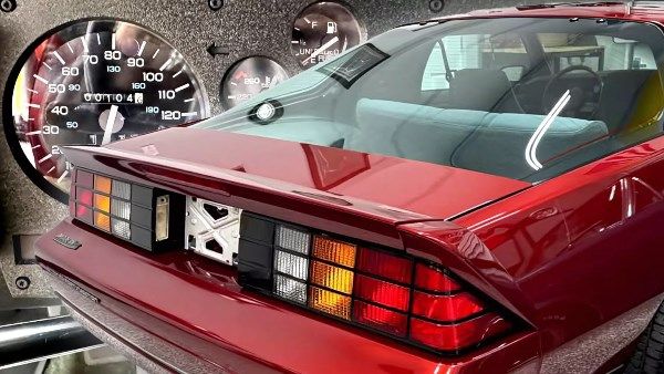 شاهد سيارة كامارو IROC-Z عمرها 37 عامًا.. جديدة بالكامل - الفجر سبورت