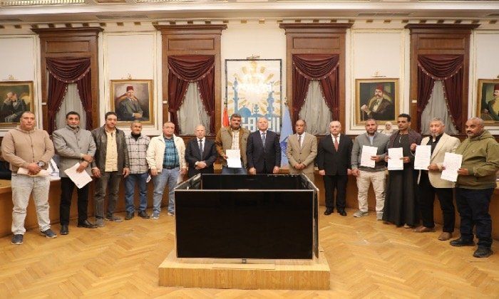 محافظ القاهرة يسلم 40 عقداً لمصانع وورش بمنطقة شرق التعبان الصناعية بعد تقنين أوضاعهم - الفجر سبورت