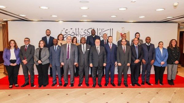 المركزي: 42.5% زيادة في تحويلات المصريين العاملين بالخارج خلال الفترة يناير/نوفمبر من 2025 - الفجر سبورت