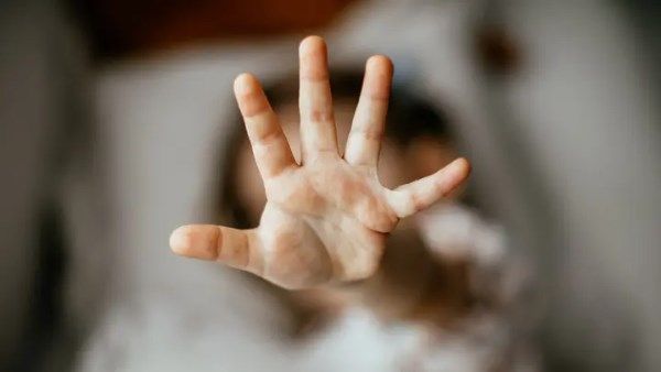 بتصرخ بليل كتير.. والدة طالبة تعرضت للتحر.ش تنهار في البكاء وتروي تفاصيل صادمة - الفجر سبورت