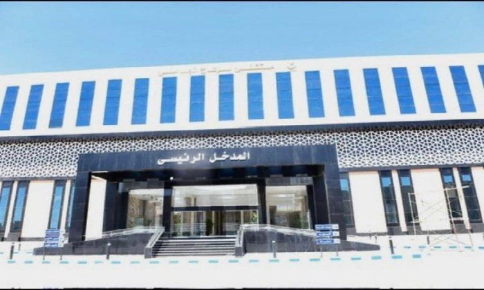 جامعة سوهاج تنقذ شابًا من فقدان إبهام يده بجراحة ميكروسكوبية معقدة - الفجر سبورت