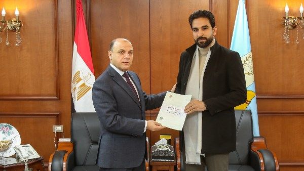 محافظ كفر الشيخ يُسلم 9 عقود للمستفيدين من تقنين أملاك الدولة - الفجر سبورت