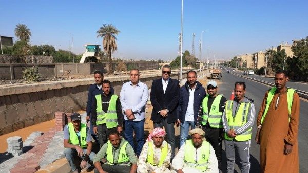 محافظ أسوان يتفقد مشروع تطوير ورفع كفاءة طريقى كيما والسماد - الفجر سبورت