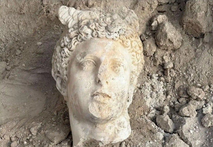 العثور على تمثال المعبود اليونانى هيرميس فى مدينة لأوديسيا القديمة - الفجر سبورت