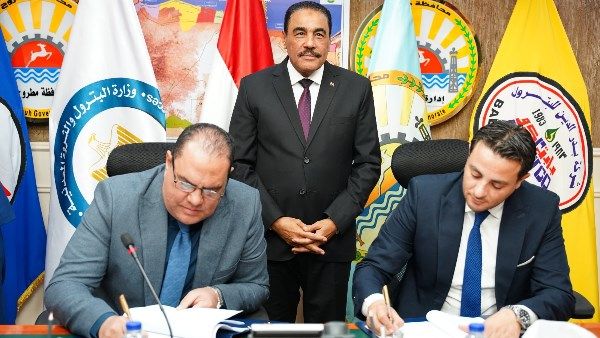 برتوكول تعاون لتطوير 4 مدارس وتسيير 3 قوافل طبية مجانية بمطروح - الفجر سبورت