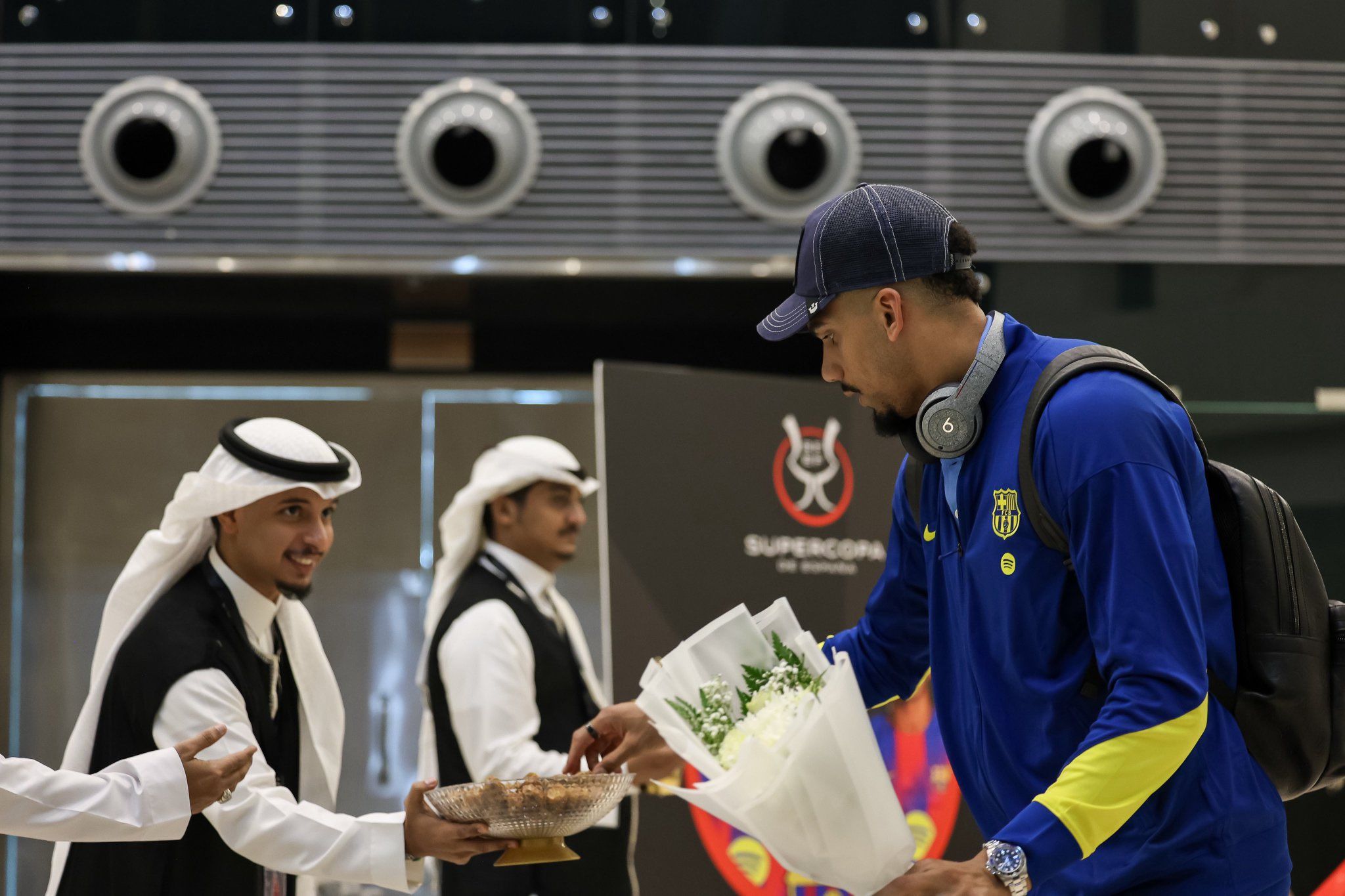 برشلونة يصل السعودية استعدادا للسوبر.. صور - الفجر سبورت