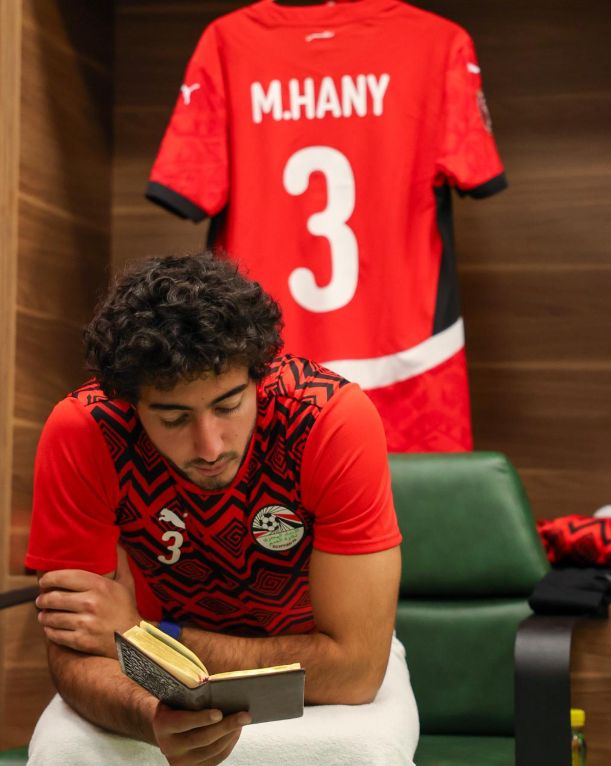 محمد هانى يستعين بالمصحف وقراءة القرآن قبل مواجهة مصر وبنين - الفجر سبورت