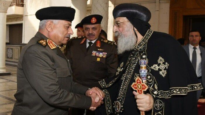 الفريق أول عبد المجيد صقر يهنئ البابا تواضروس الثاني بمناسبة عيد الميلاد المجيد - الفجر سبورت