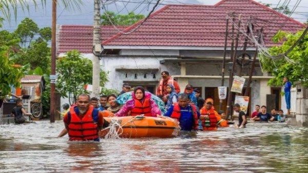 أندونيسيا .. مصرع 14 شخصا جراء فيضانات مفاجئة بـ نورث سولاويسي - الفجر سبورت