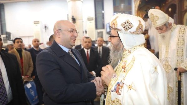 محافظ بني سويف يشهد مراسم قداس عيد الميلاد بزيارته للكنيسة المطرانية في ببا - الفجر سبورت