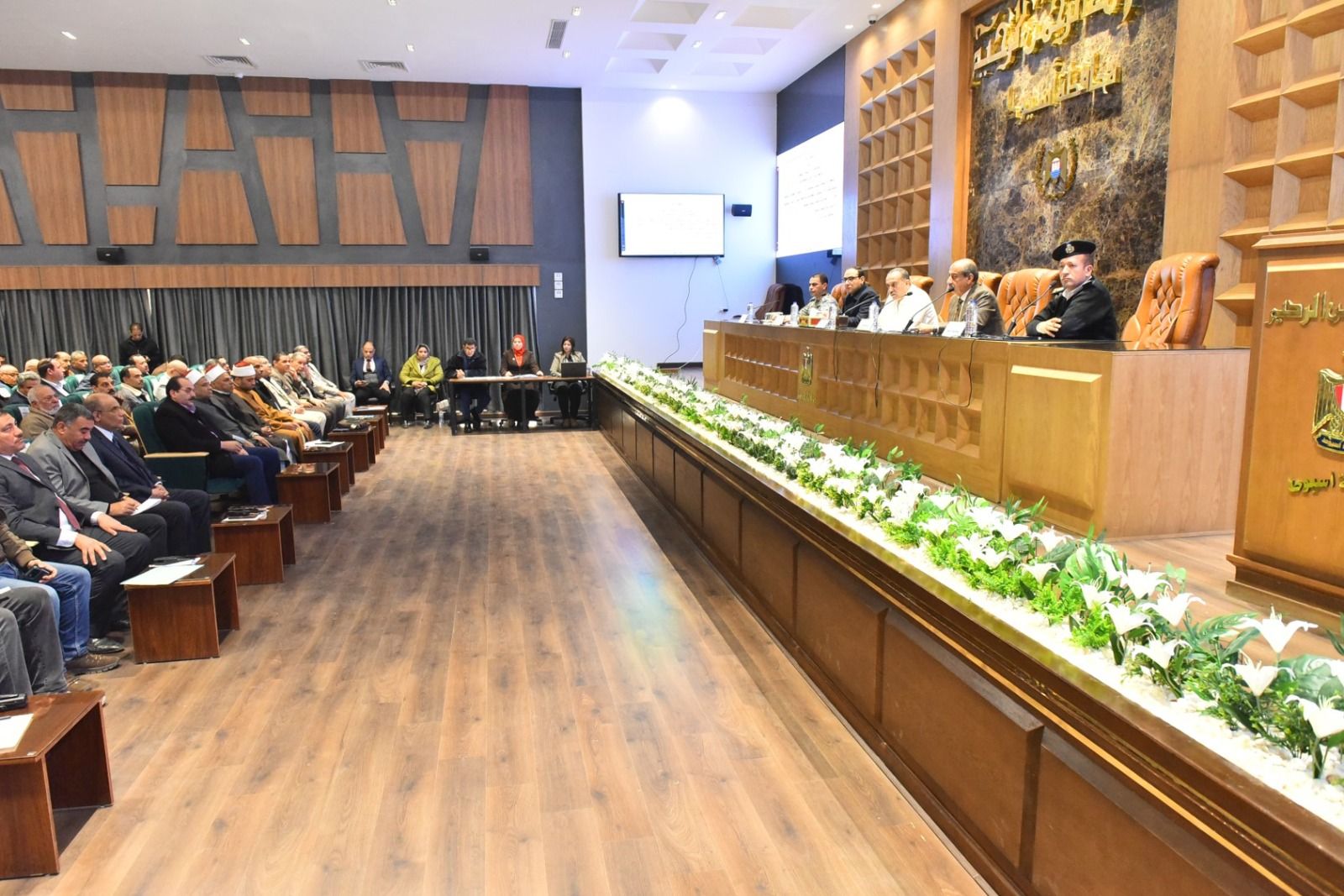 محافظ أسيوط يترأس المجلس التنفيذي ويؤكد جاهزية شاملة للأعياد ويوجه بتكثيف أعمال النظافة - الفجر سبورت