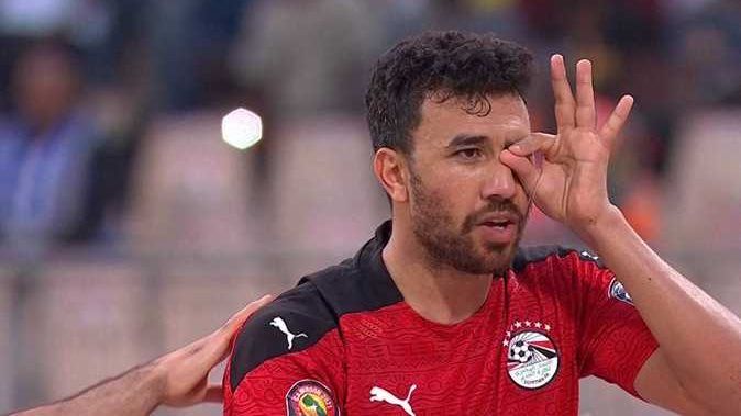 وليد صلاح الدين يطمئن على تريزيجيه بعد إصابته مع منتخب مصر أمام بنين - الفجر سبورت