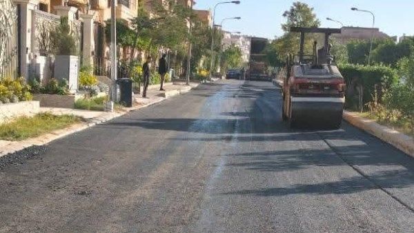 استكمال تنفيذ وتطوير الطرق والمداخل بمدن الفيوم الجديدة والعبور وحدائق العاشر من رمضان - الفجر سبورت