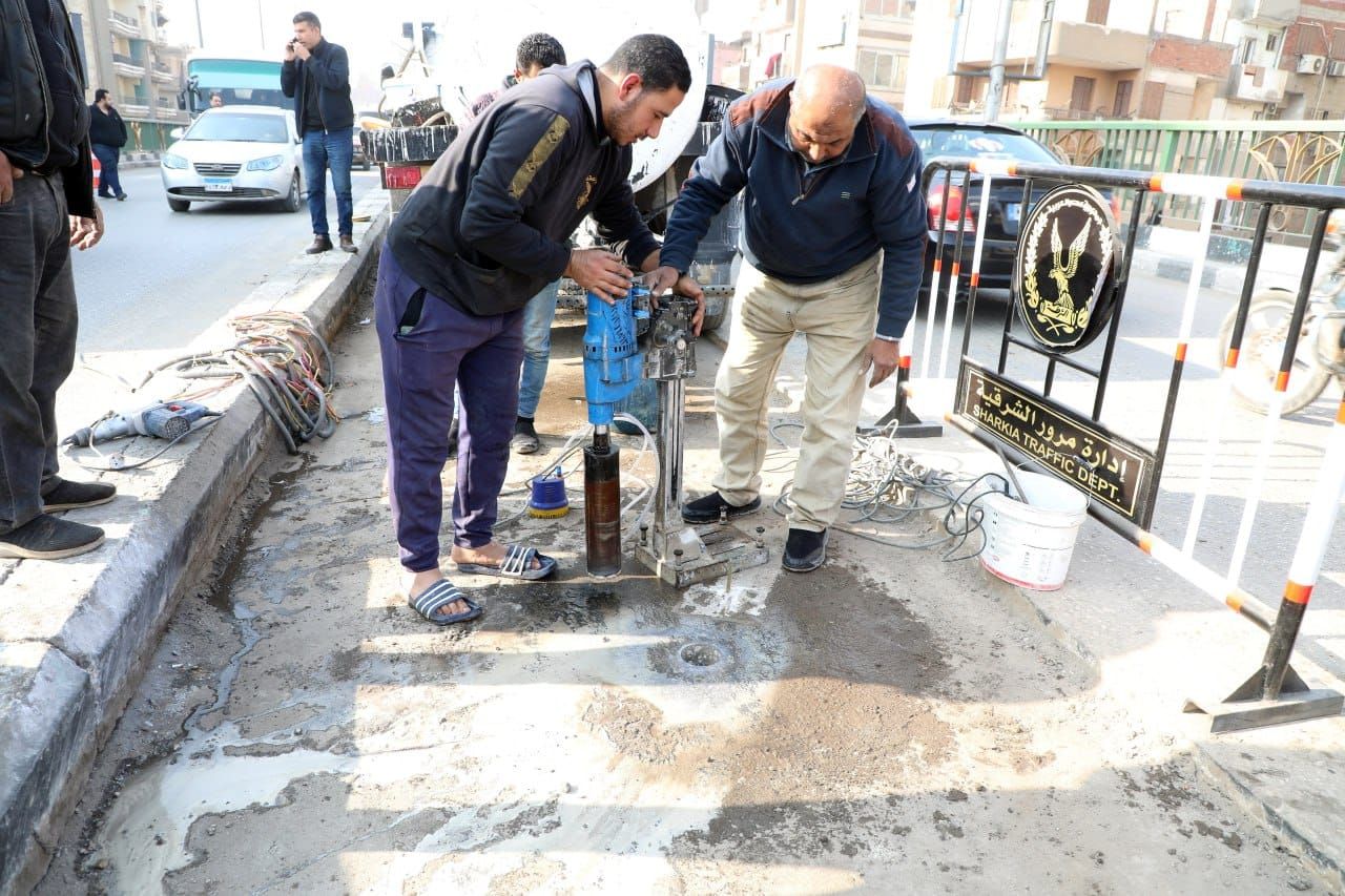 محافظ الشرقية يطمئن على أعمال إصلاح الهبوط المحدود بالبلاطة العلوية بكوبري الصاغة بالزقازيق - الفجر سبورت