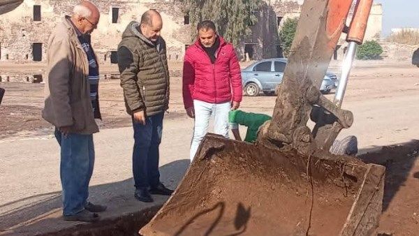 إصلاح كسر بخط طرد الصرف الصحي بمحطة مساكن المغربي بعزبة البرج - الفجر سبورت