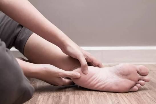 علامات في القدم قد تكشف نقص فيتامين د .. أعراض شائعة يحذر منها أطباء - الفجر سبورت