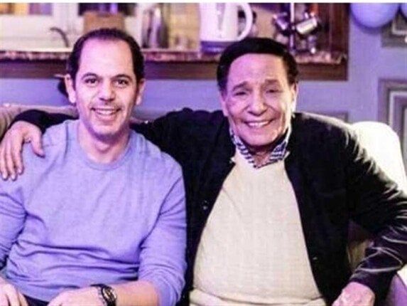 رامي إمام يروي قصة ضربه من الزعيم عادل إمام بسبب فيلم «المحفظة معايا» - الفجر سبورت
