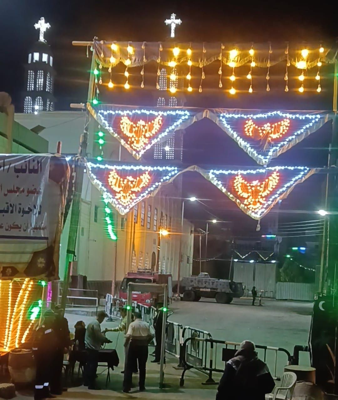 توافد الإخوة الأقباط على مختلف الكنائس بأسوان لأداء قداس عيد الميلاد المجيد .. شاهد - الفجر سبورت