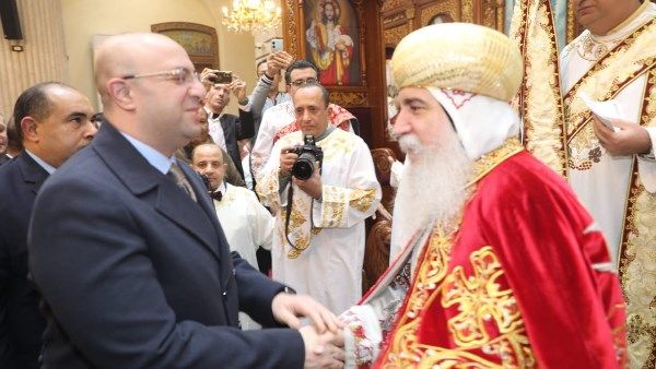 محافظ بني سويف يشهد مراسم قداس عيد الميلاد بالمطرانية.. ويقدم التهنئة للأخوة المسيحيين - الفجر سبورت