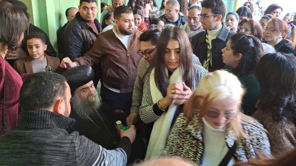 ترسيخ قيم المواطنة.. محافظ أسيوط يختتم جولاته لتهنئة الأقباط بعيد الميلاد - الفجر سبورت