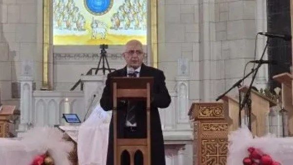 سفير مصر بفرنسا يهنئ الأنبا مارك أسقف باريس والجالية المصرية القبطية بعيد الميلاد - الفجر سبورت