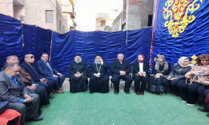 رئيس مركز السنبلاوين يزور كنيسة السيدة العذراء مريم ومارمينا وطفر يوسف عوض للتهنئة بعيد الميلاد المجيد - الفجر سبورت