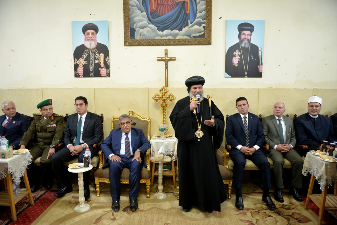 محافظ الدقهلية يقدم التهنئة بعيد الميلاد المجيد بمطرانية ميت غمر ودقادوس - الفجر سبورت