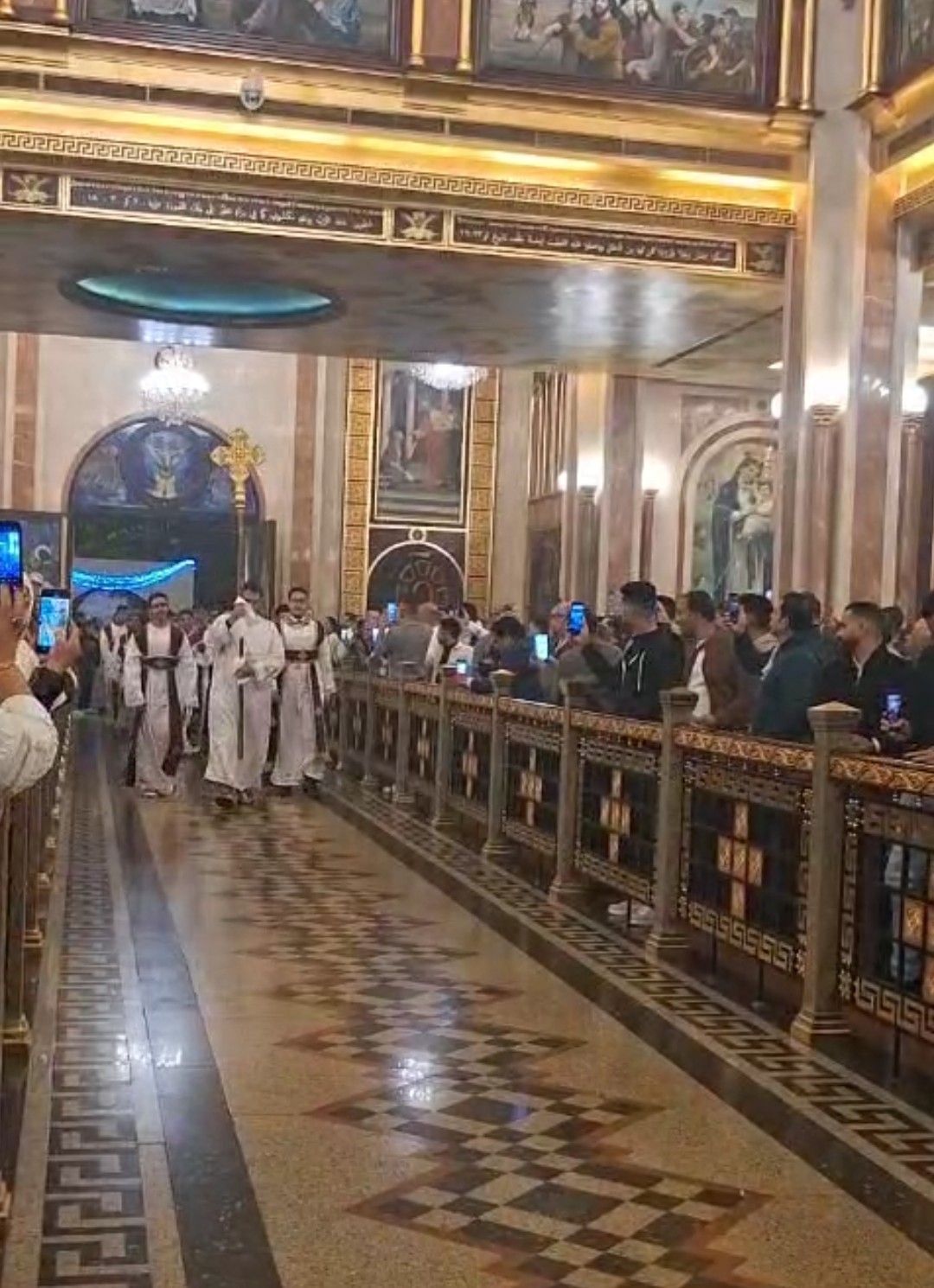 وسط أجواء روحانية وأمنية مُشدّدة.. ترانيم الميلاد تجمع الأقباط والسائحين في كاتدرائية السمائيين بشرم الشيخ - الفجر سبورت