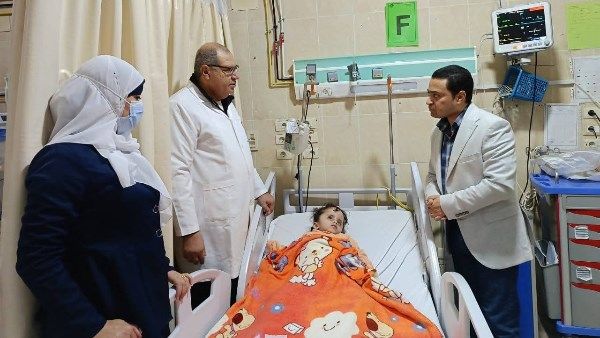 في استجابة إنسانية.. محافظ دمياط يتابع الحالة الصحية للطفلة رحمة - الفجر سبورت