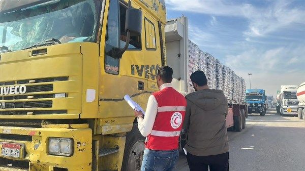 الهلال الأحمر يمد غزة بأكثر من 6 آلاف طن مساعدات إنسانية وملابس شتوية - الفجر سبورت