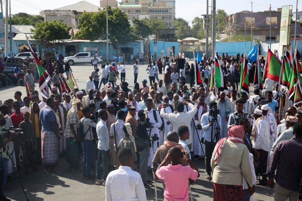 الآلاف يدعمون وحدة البلاد بتظاهرات واسعة في مقديشو ضد اعتراف إسرائيل بأرض الصومال - الفجر سبورت