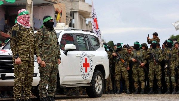 عمليات البحث تتواصل.. القسام برفقة الصليب الأحمر للبحث عن جثة آخر محتجز إسرائيلي - الفجر سبورت