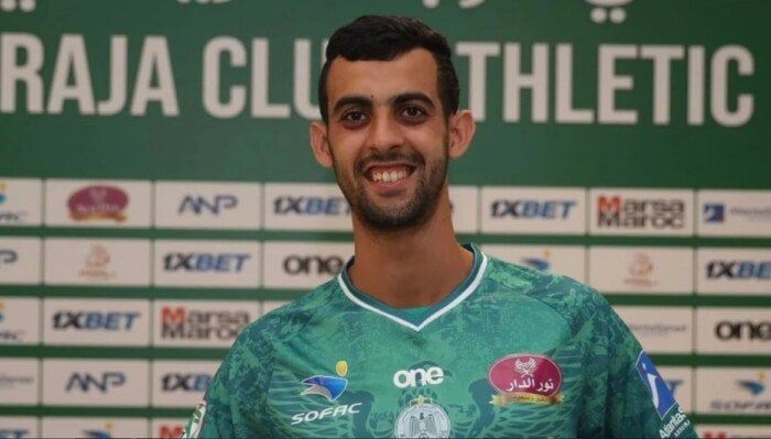 الرجاء المغربي يهدد بإيقاف صفقة بلعمري ومرتجي ينقذ الصفقة - الفجر سبورت