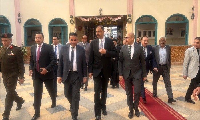 محافظ سوهاج يشارك أطفال بيت الرحمة المسيحية فرحتهم بعيد الميلاد المجيد - الفجر سبورت