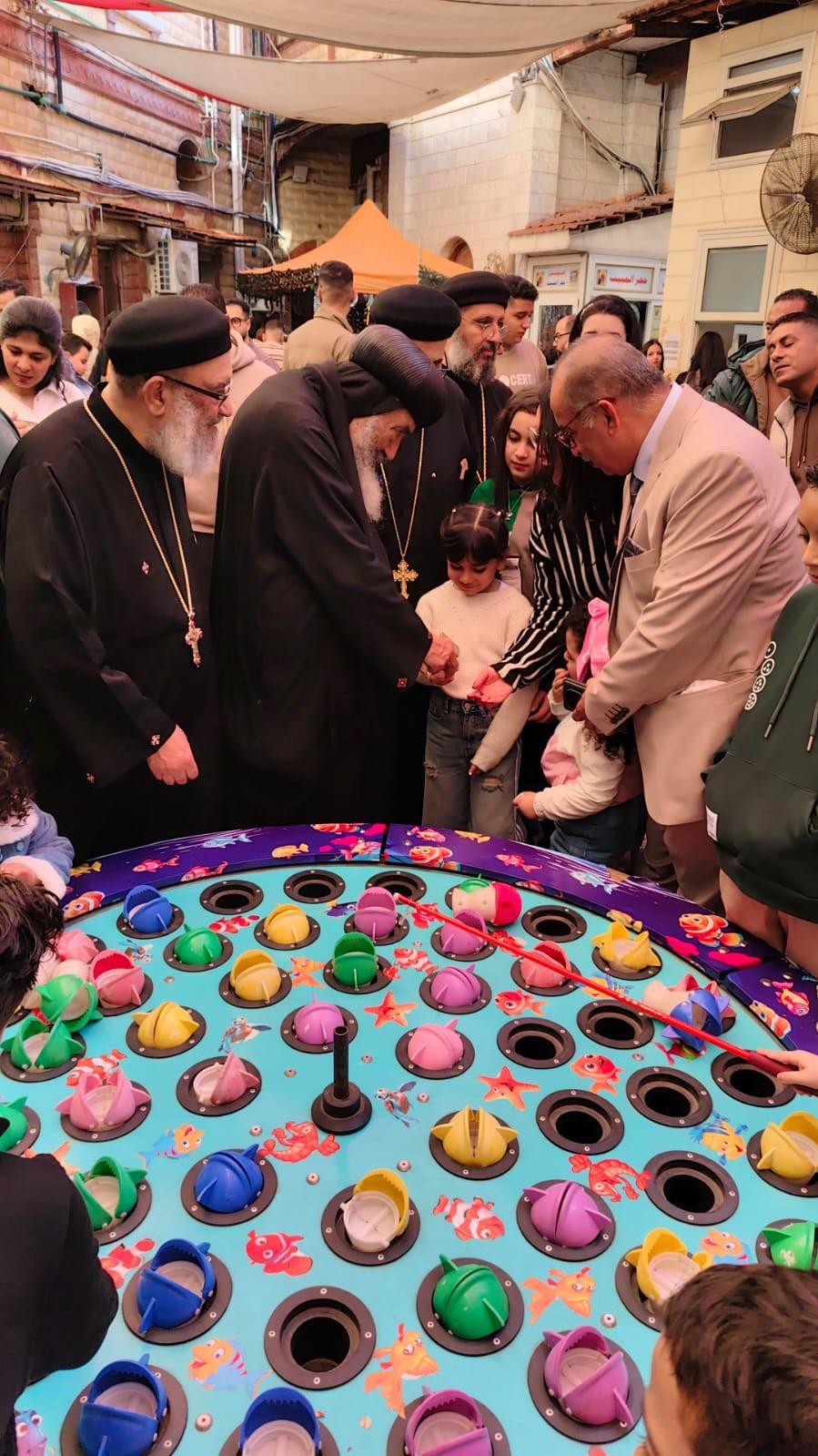 مطران بورسعيد يشارك أطفال وشباب كنيسة الأنبا بيشوي الاحتفال بعيد الميلاد - الفجر سبورت