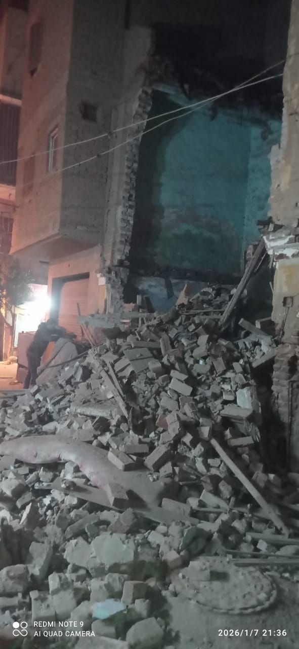 محافظ القليوبية يُوجّه بتشكيل لجنة هندسية بعد انهيار جزء من مبنى قديم بالقناطر الخيرية صور - الفجر سبورت