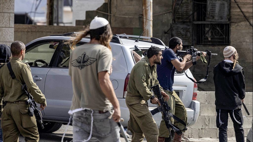 مستوطنون يهاجمون الفلسطينيين في رام الله - الفجر سبورت