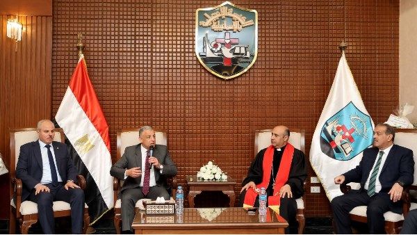 محافظ الإسماعيلية يزور كنائس المحافظة لتقديم التهنئة بعيد الميلاد المجيد - الفجر سبورت