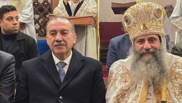 محافظ أسيوط يواصل جولاته للتهنئة بعيد الميلاد المجيد ويشارك في القداس - الفجر سبورت