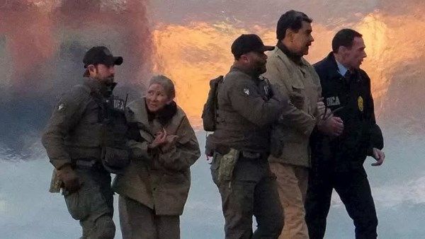 تفاصيل اعتقال صادمة.. باب فولاذي يجهض هروب مادورو وزوجته وإصابتهما في الرأس - الفجر سبورت