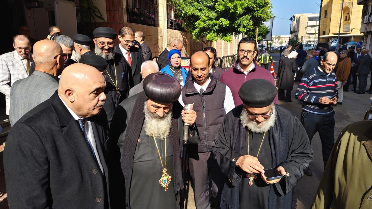 محافظ بورسعيد يزور الكاتدرائية ليشارك الإخوة الأقباط احتفالات عيد الميلاد المجيد| شاهد - الفجر سبورت
