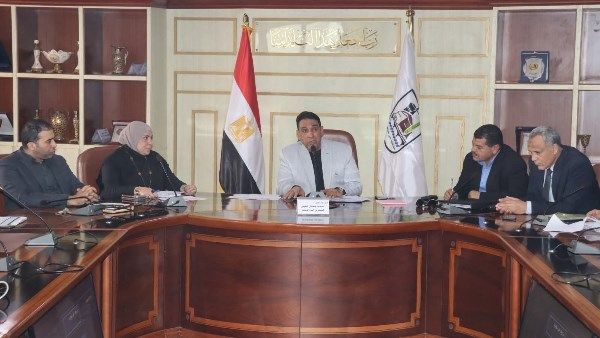 سكرتير مساعد بني سويف يتابع سير العمل بمنظومة التصالح - الفجر سبورت