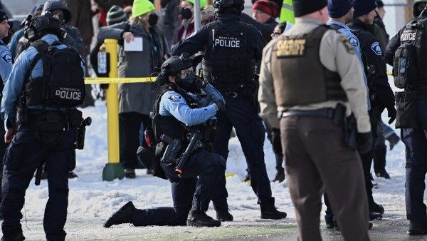 اشتباكات في مينيابوليس بعد حادث إطلاق نار مرتبط بوكالة الهجرة الأمريكية - الفجر سبورت