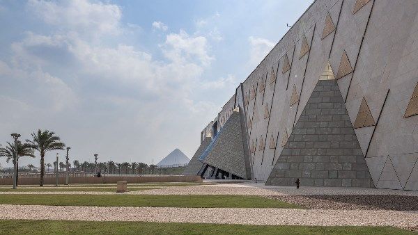 لا تذاكر خارج القنوات الرسمية.. المتحف المصري الكبير يشن حربا على مواقع الاحتيال - الفجر سبورت