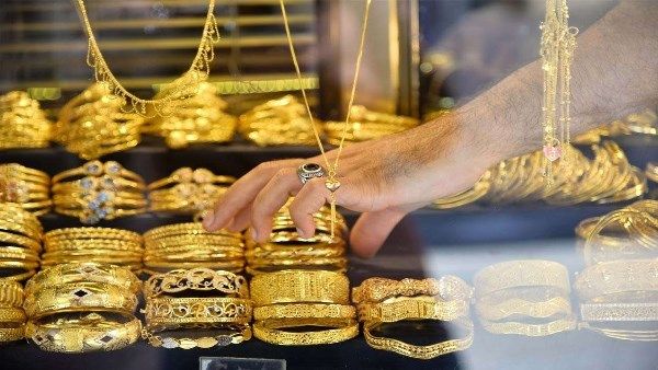 الجرام يسجل 7000 جنيه بالمصنعية.. قفزة كبيرة في سعر الذهب عيار 24 - الفجر سبورت