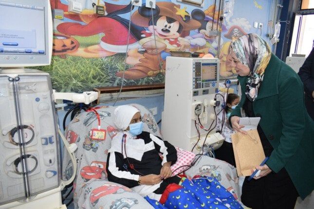 نائب رئيس جامعة بنها توزع الهدايا والورود على أطفال الغسيل الكلوي ووحدة أمراض الدم - الفجر سبورت