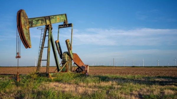 النفط يتراجع بأكثر من 1% عند التسوية وفنزويلا تتحدث عن تقدم في مفاوضاتها مع أمريكا - الفجر سبورت