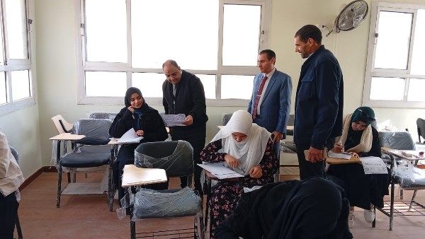 عميد كلية البنات بالأزهر بمطروح يتفقد سير الامتحانات - الفجر سبورت