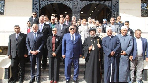 موجز أخبار الوادي الجديد.. المحافظ يقدم التهنئة بعيد الميلاد المجيد بكنيسة السيدة العذراء.. ويلتقي أعضاء مجلس الشيوخ بالمحافظة - الفجر سبورت