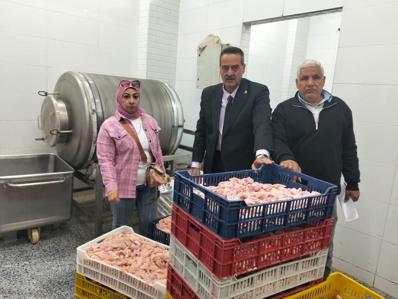 ضبط 38 طن منتجات غذائية مجهولة وبنزين مدعم في الشرقية - الفجر سبورت